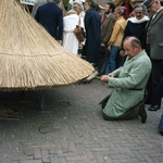 831107 Afbeelding van een rietdekker tijdens een demonstratie oude ambachten op de jaarmarkt in Cothen die werd ...